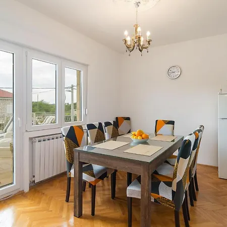 4 Bedroom Awesome In Appartamento *