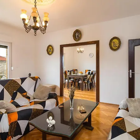 Appartamento 4 Bedroom Awesome In
