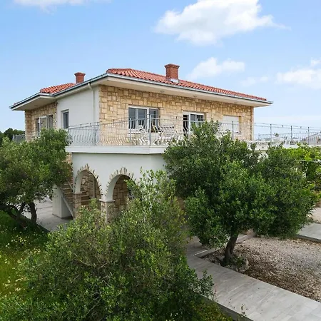 4 Bedroom Awesome In