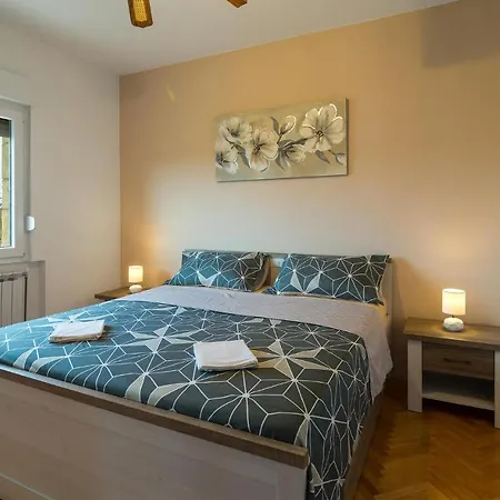 4 Bedroom Awesome In Appartamento Gornje Selo